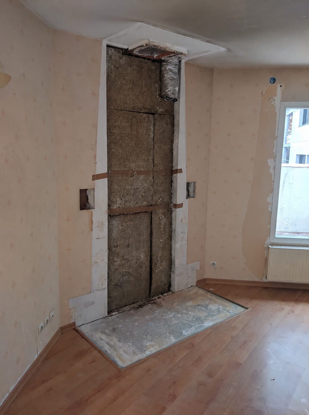 Démontage d’un ancien appareil de chauffage et dégagement du conduit de cheminée